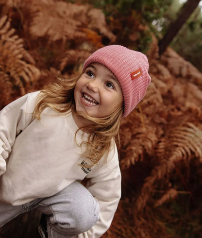 Bonnet en maille Flow Pink porté par une fille – vue de 3/4 – photo lifestyle – Hello Hossy
