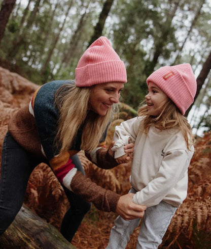Duo mère-fille portant le bonnet en maille Flow Pink – look décontracté – Hello Hossy