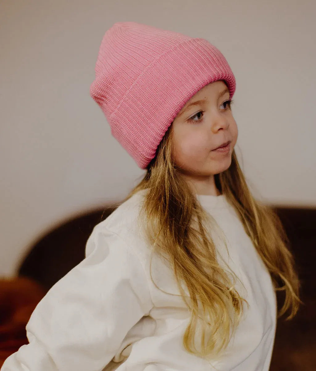 Enfant avec le bonnet en maille uni Flow Pink - vue de 3/4 - Hello Hossy