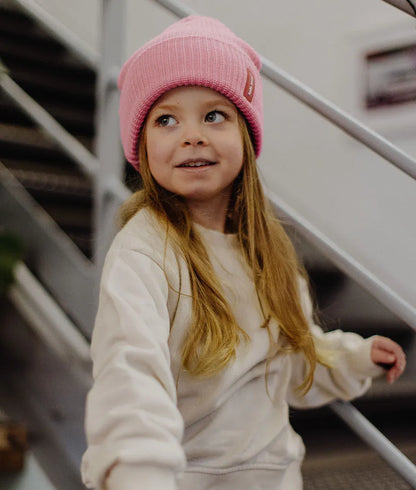 Enfant portant le bonnet en maille Flow Pink – vue de face – Hello Hossy