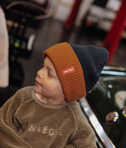 Bonnet en maille Flow Polo porté par un garçon – vue de profil – Hello Hossy
