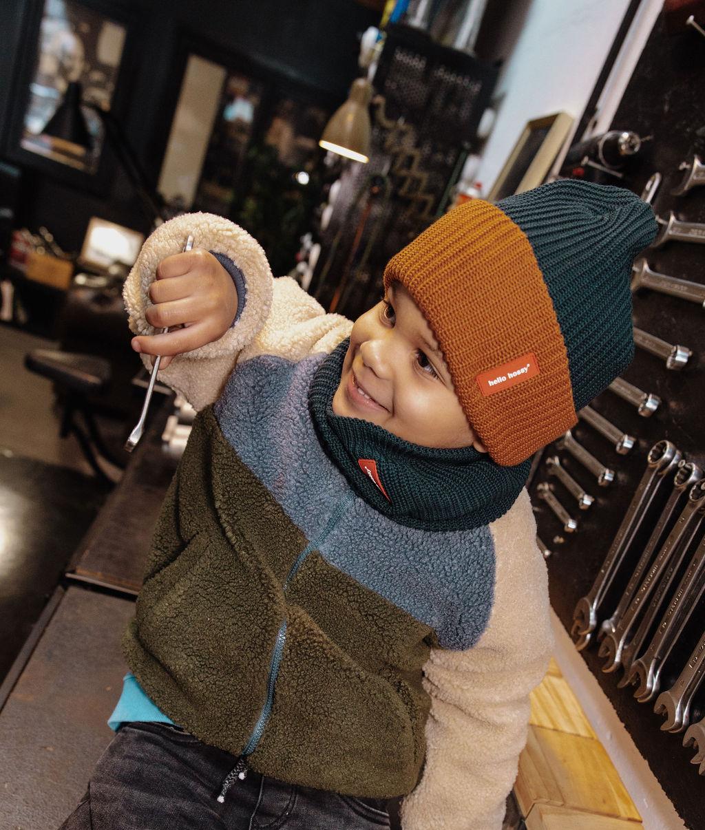 Garçon portant le bonnet en maille bicolore Flow Polo - photo lifestyle - Hello Hossy