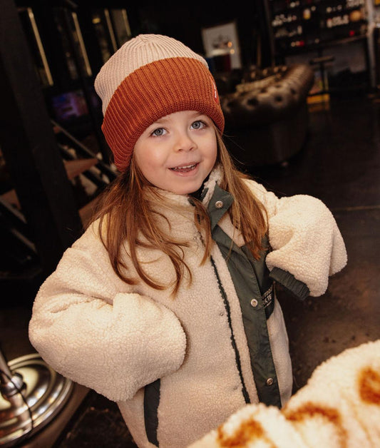 Enfant portant le bonnet en maille Flow Tom – vue de 3/4 – Hello Hossy