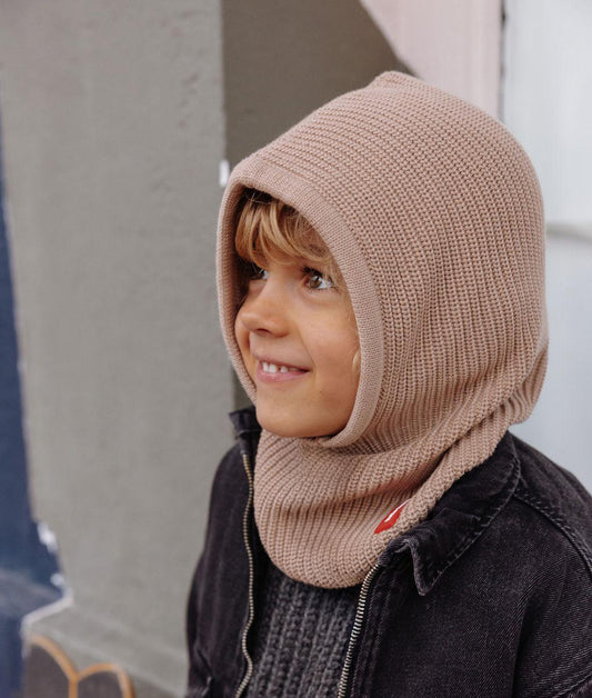 Enfant avec cagoule en maille Hoody Latte – vue de 3/4 – photo lifestyle – Hello Hossy