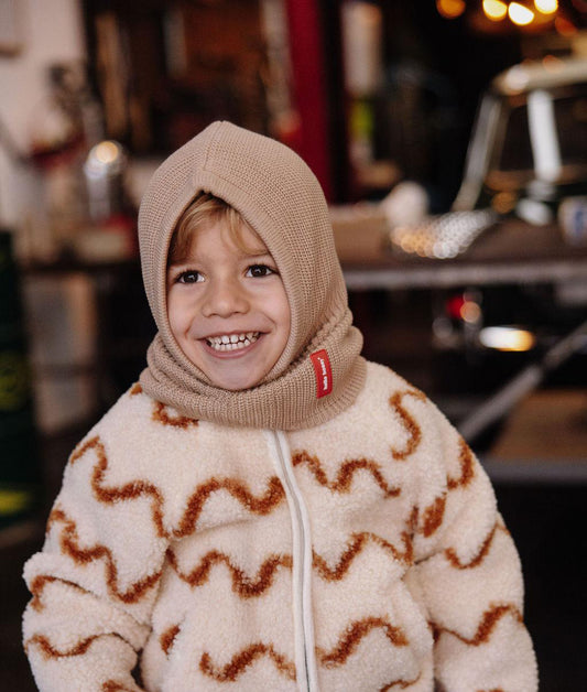 Cagoule en maille beige Hoody Latte portée par un garçon – vue de face – Hello Hossy