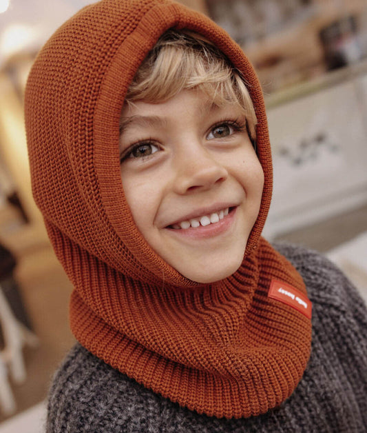 Garçon portant la cagoule marron Hoody Nut – photo lifestyle – Hello Hossy