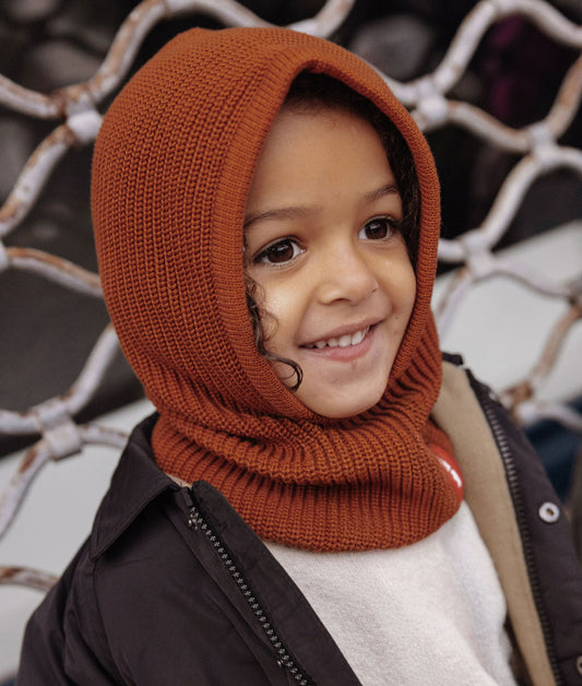 Cagoule en maille marron Hoody Nut portée par une fille – vue 3/4 – Hello Hossy