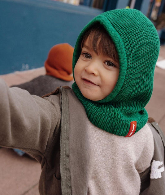 Garçon portant la cagoule verte Hoody Pine – photo lifestyle – Hello Hossy