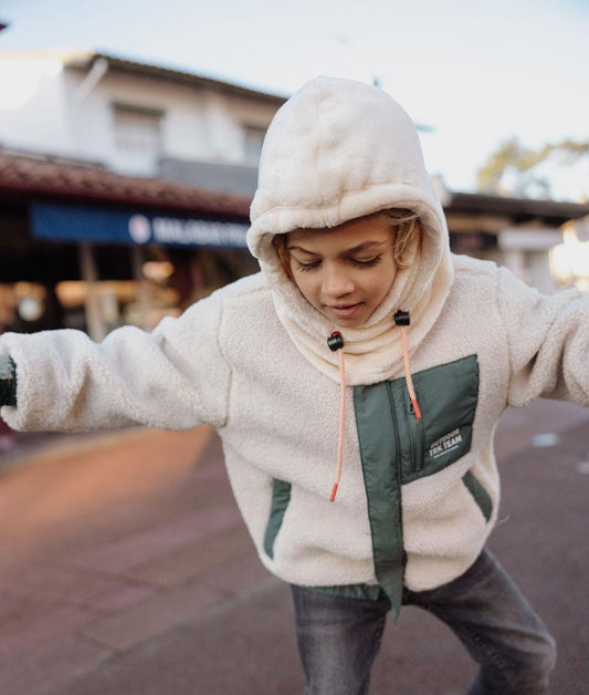Garçon portant la cagoule Warmy Cream - look hiver chaud - Hello Hossy