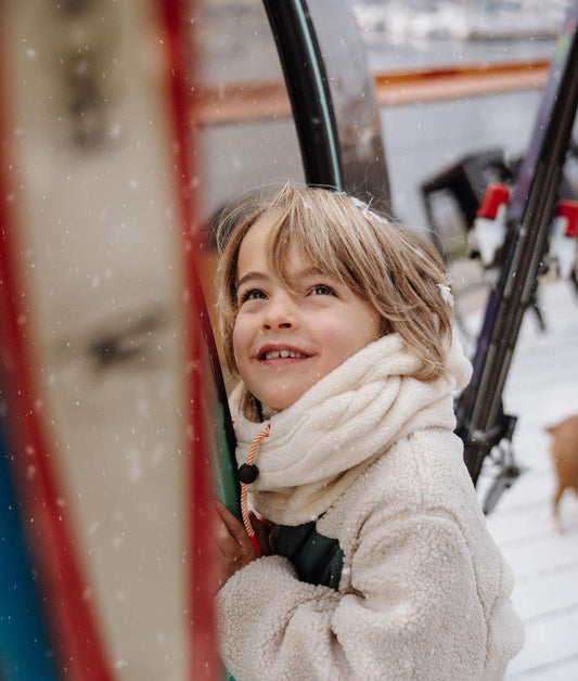 Enfant avec cagoule Warmy Cream en version tour-de-cou – vue de 3/4 – photo lifestyle – Hello Hossy