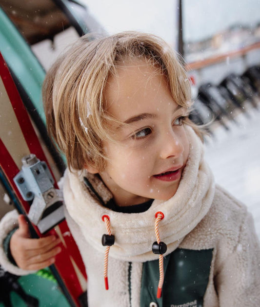 Garçon avec cagoule Warmy Cream portée en version tour-de-cou - look ski - Hello Hossy