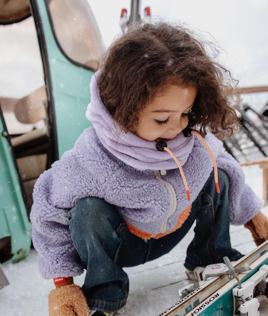 Fille avec cagoule Warmy Mauve portée en version tour-de-cou - vue de 3/4 - Hello Hossy