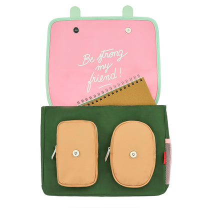 Groene kinderen schooltas met beige vakken, roze interieur en witte tekst Hello Hossy