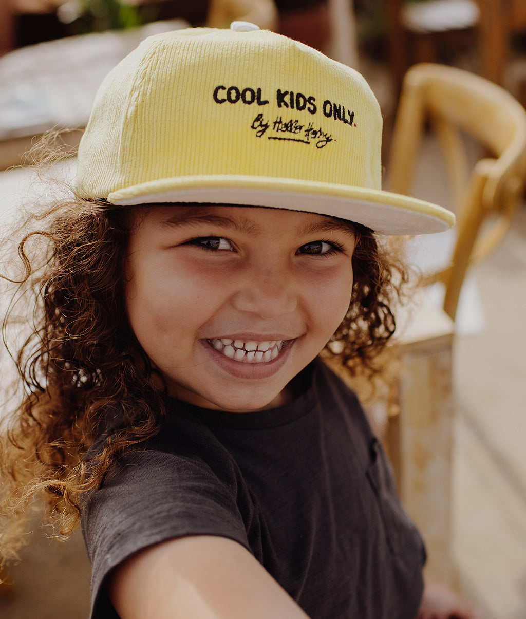 Casquette Enfants Mini Citrus, visière plate, velours, certifiée Oeko-Tex, dès 9 mois, Cool Kids Only !