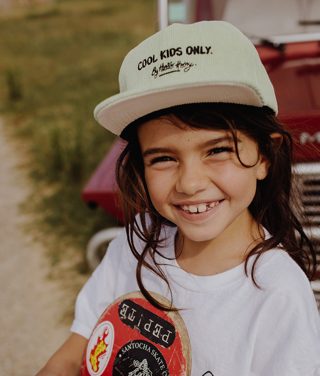 Casquette Enfants Mini Kiwi, visière plate, velours, certifiée Oeko-Tex, dès 9 mois, Cool Kids Only !