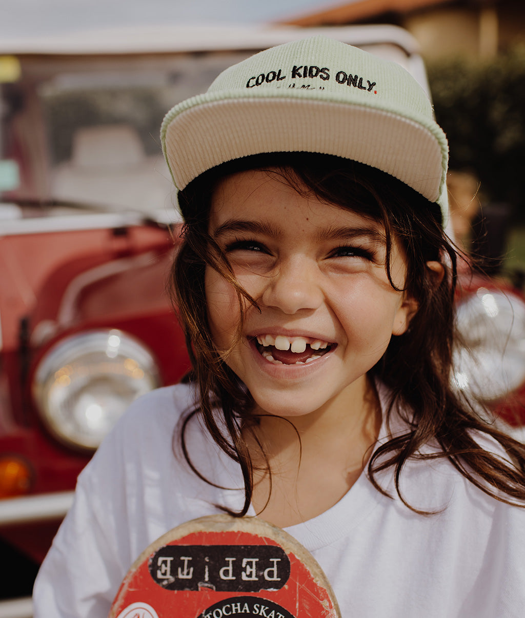 Casquette Enfants Mini Kiwi, visière plate, velours, certifiée Oeko-Tex, dès 9 mois, Cool Kids Only !