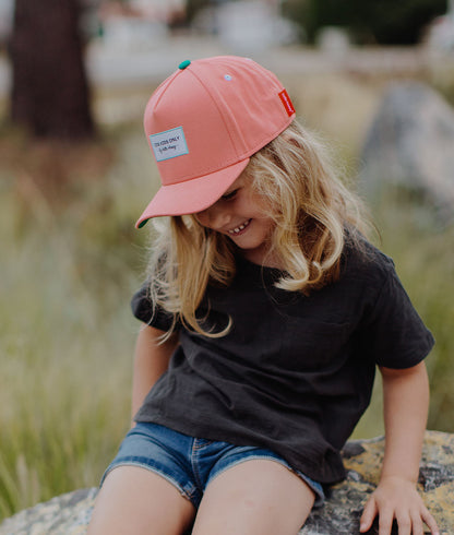 Casquette Enfants Mini Kiss, visière courbée, 100% coton biologique, certifiée Oeko-Tex, dès 9 mois, Cool Kids Only !