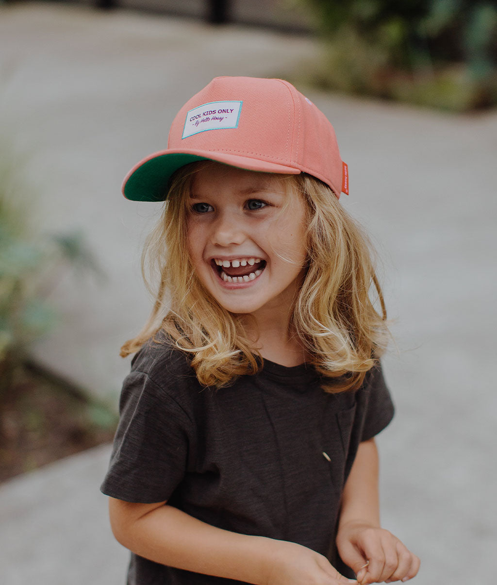 Casquette Enfants Mini Kiss, visière courbée, 100% coton biologique, certifiée Oeko-Tex, dès 9 mois, Cool Kids Only !