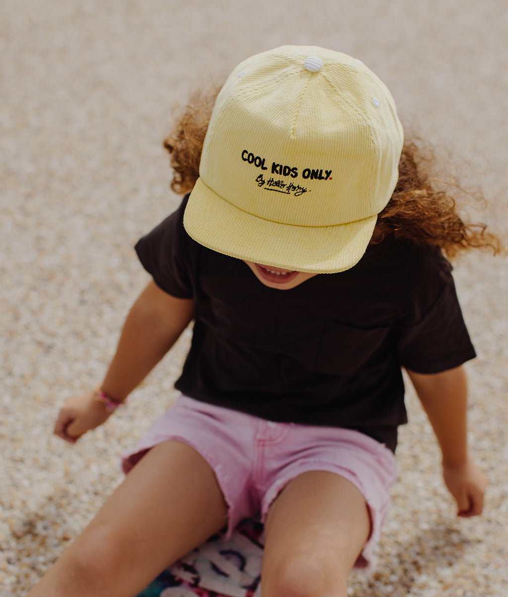 Casquette Enfants Mini Citrus, visière plate, velours, certifiée Oeko-Tex, dès 9 mois, Cool Kids Only !