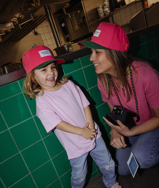 Casquette duo enfant et maman rose avec visière verte Hello Hossy