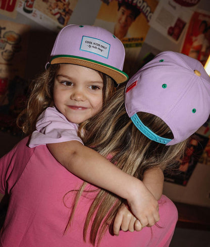 Roze kinderpet plat vizier groen gedragen door een kind en zijn mama Hello Hossy