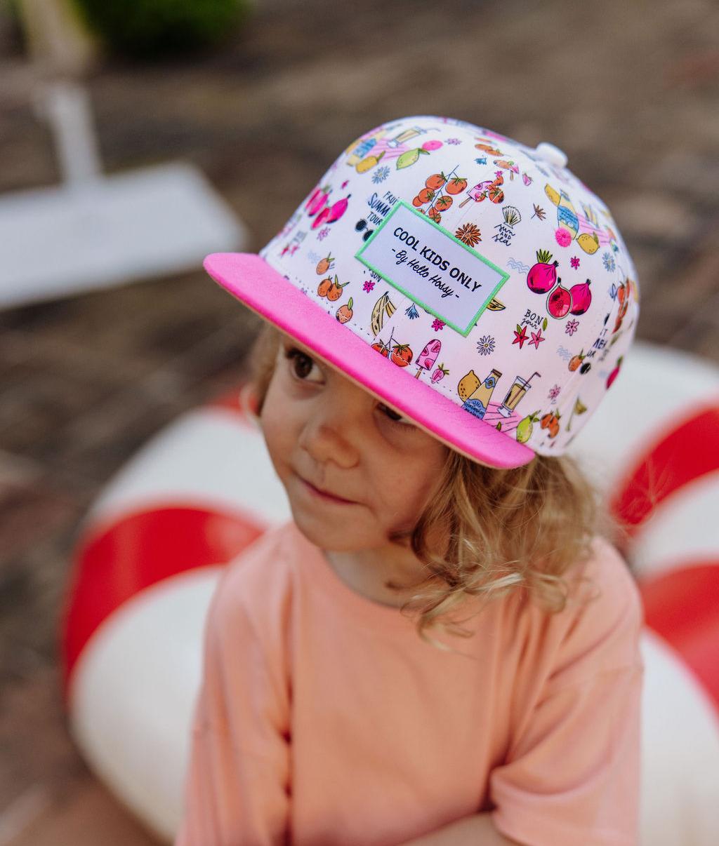 Kinderpet met kleurrijke prints roze klep gedragen Hello Hossy