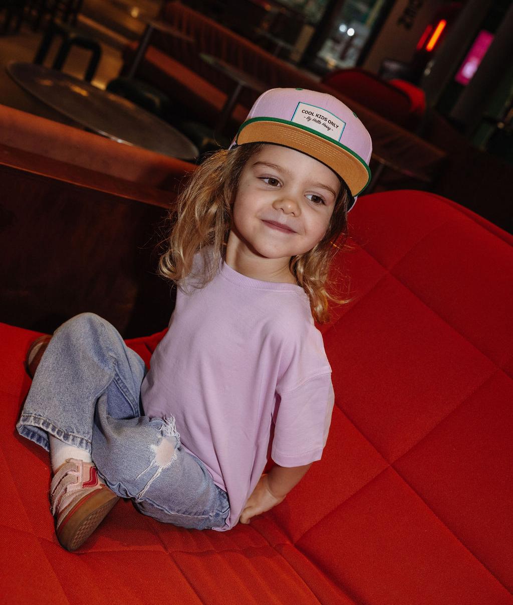 Tweekleurige kinderpet roze en groen plat vizier gedragen Hello Hossy
