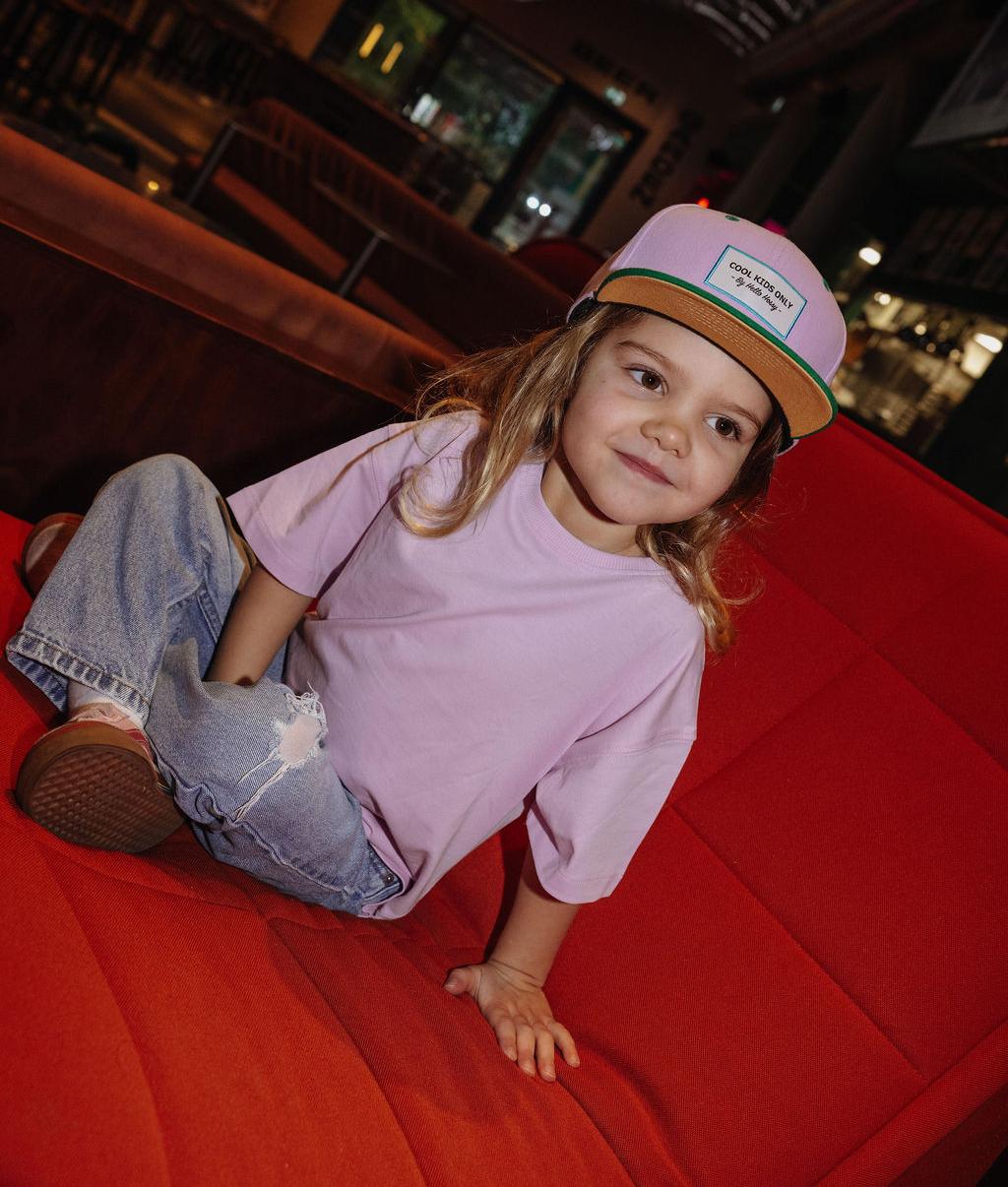 Kinderpet roze groene klep plat vizier gedragen Hello Hossy