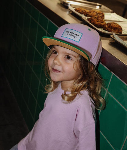 Tweekleurige roze en groene kinderpet met plat vizier Hello Hossy