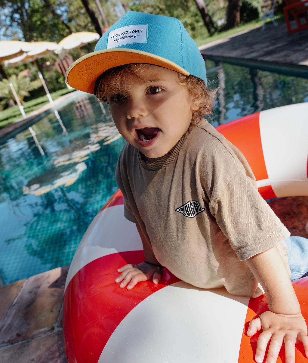 Kinderpet blauw gele klep borduursel Cool Kids Only Hello Hossy