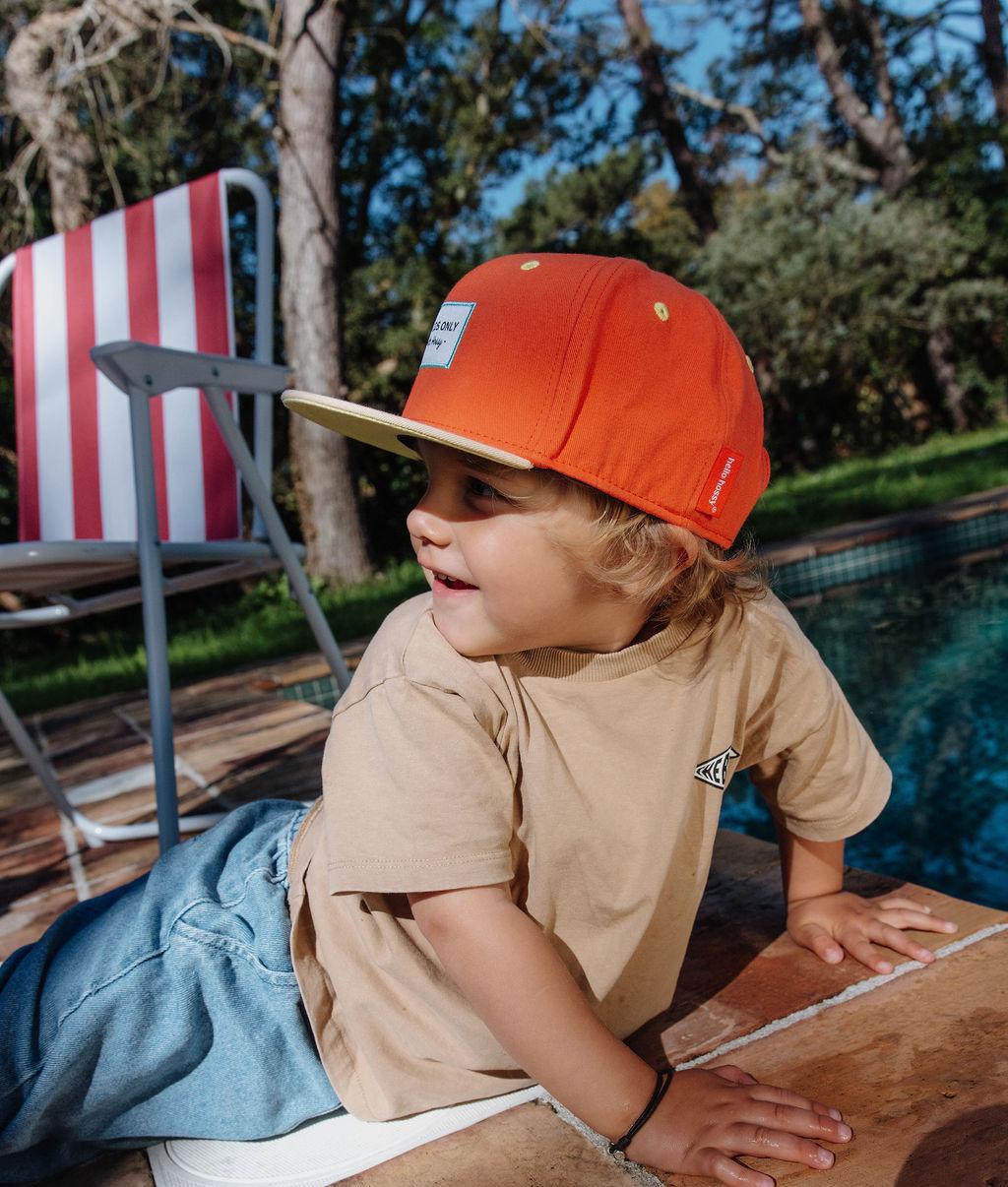 Oranje gele kinderpet plat vizier gedragen Hello Hossy