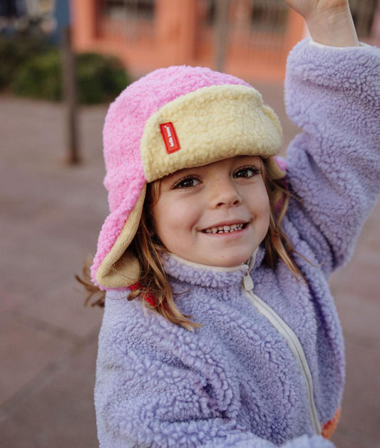 Chapka moumoute Cozy Kira portée par une fille – photo lifestyle – Hello Hossy