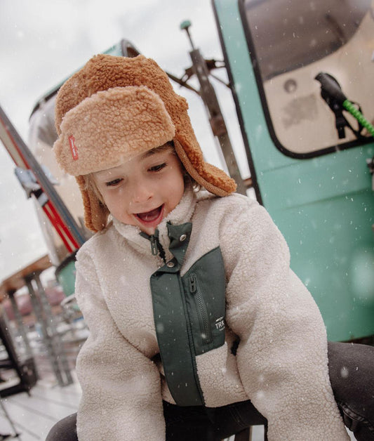 Chapka moumoute Cozy Sven portée par un enfant – vue de face – Hello Hossy