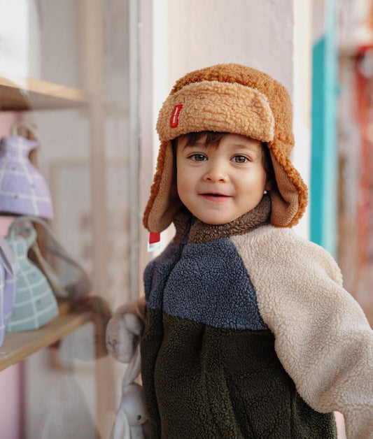Chapka polaire bicolore Cozy Sven portée par un garçon - photo lifestyle - Hello Hossy