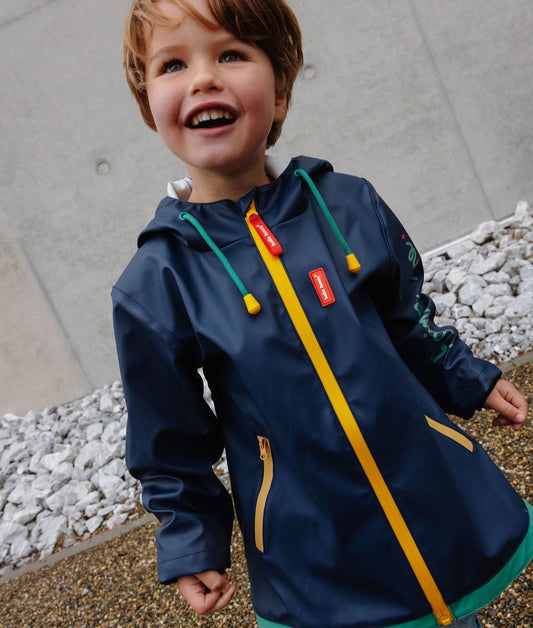Ciré de pluie imperméable Night porté par un enfant - vue de face - Hello Hossy