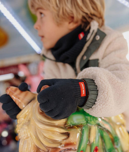 Garçon portant les gants en maille bicolore Handy Polo - photo lifestyle - Hello Hossy