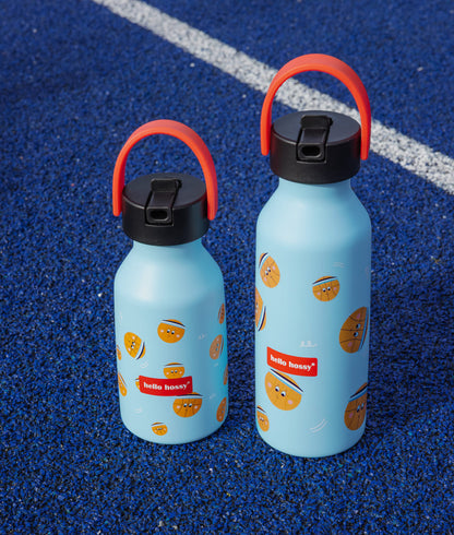 Blauwe kinderdrinkfles met sportmotief oranje zwart handvat Hello Hossy