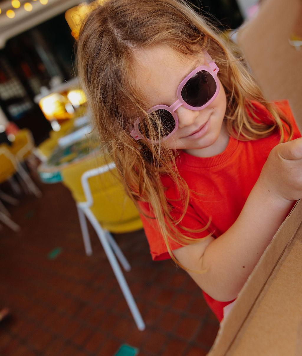 Zonnebrillen voor kinderen roze ronde vorm gedragen Hello Hossy