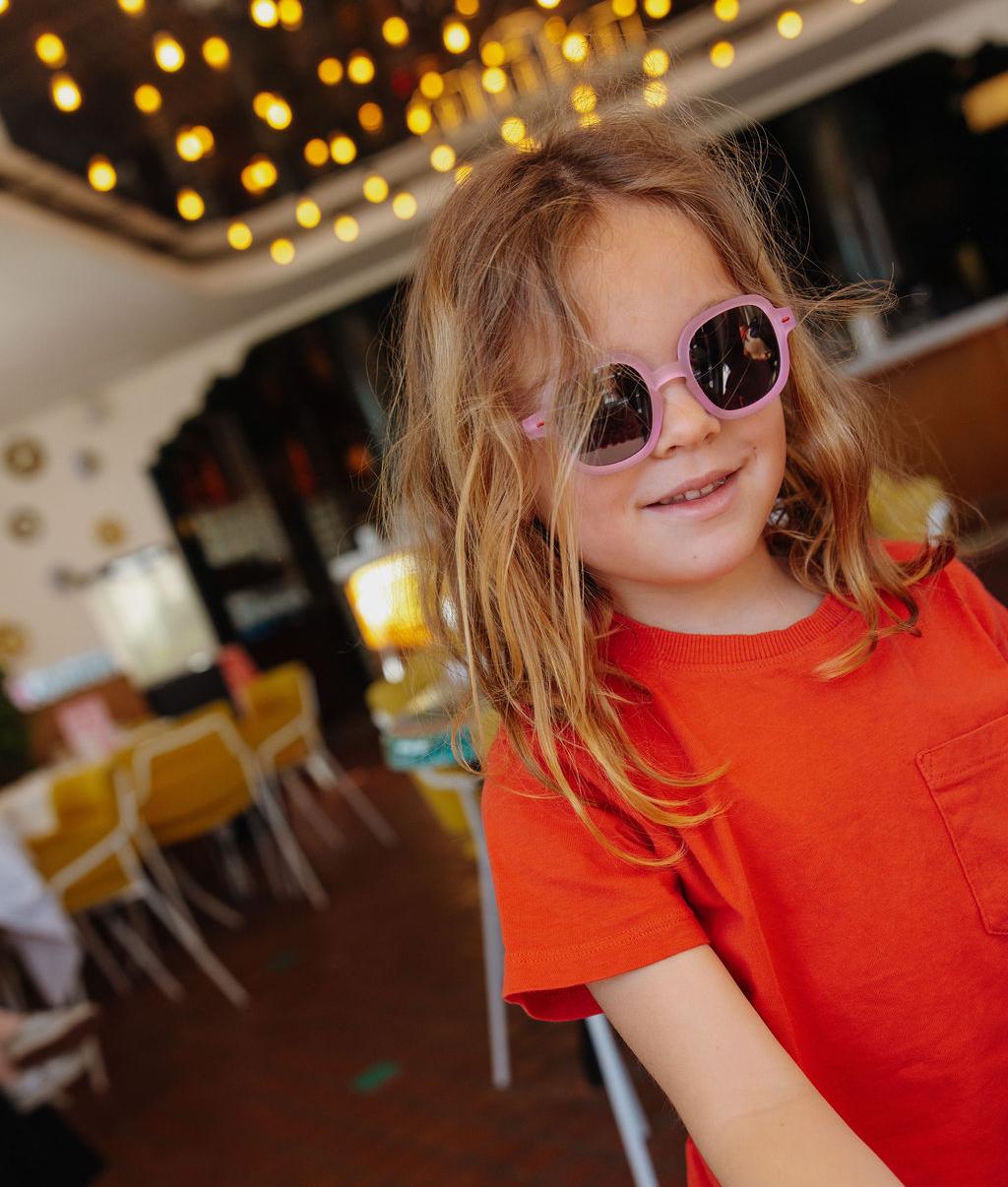 Kind met zonnebrillen kind roze ronde vorm Hello Hossy