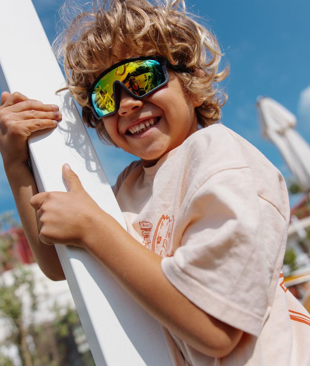 Zonnebrillen voor kinderen zwart sportieve vorm spiegelglazen gedragen Hello Hossy