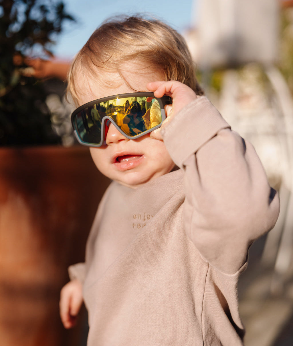 Zonnebrillen kind sportieve vorm spiegel glazen geel Hello Hossy