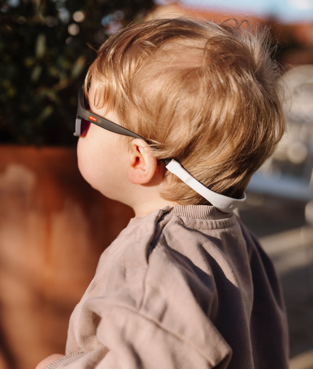 Zonnebrillen voor kinderen sportieve vorm zwart en grijs met achterste bevestiging Hello Hossy