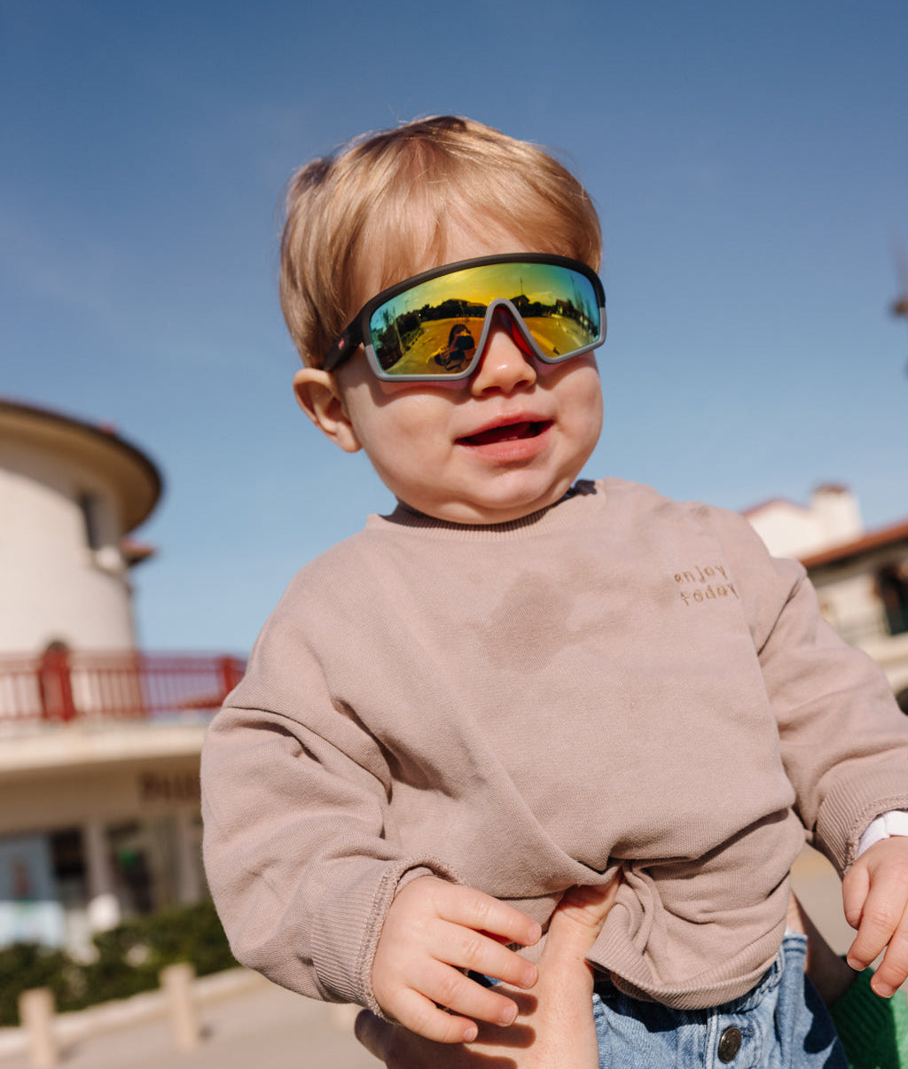 Zonnebrillen voor kinderen sportieve vorm groene spiegel glazen zwart en grijs montuur Hello Hossy