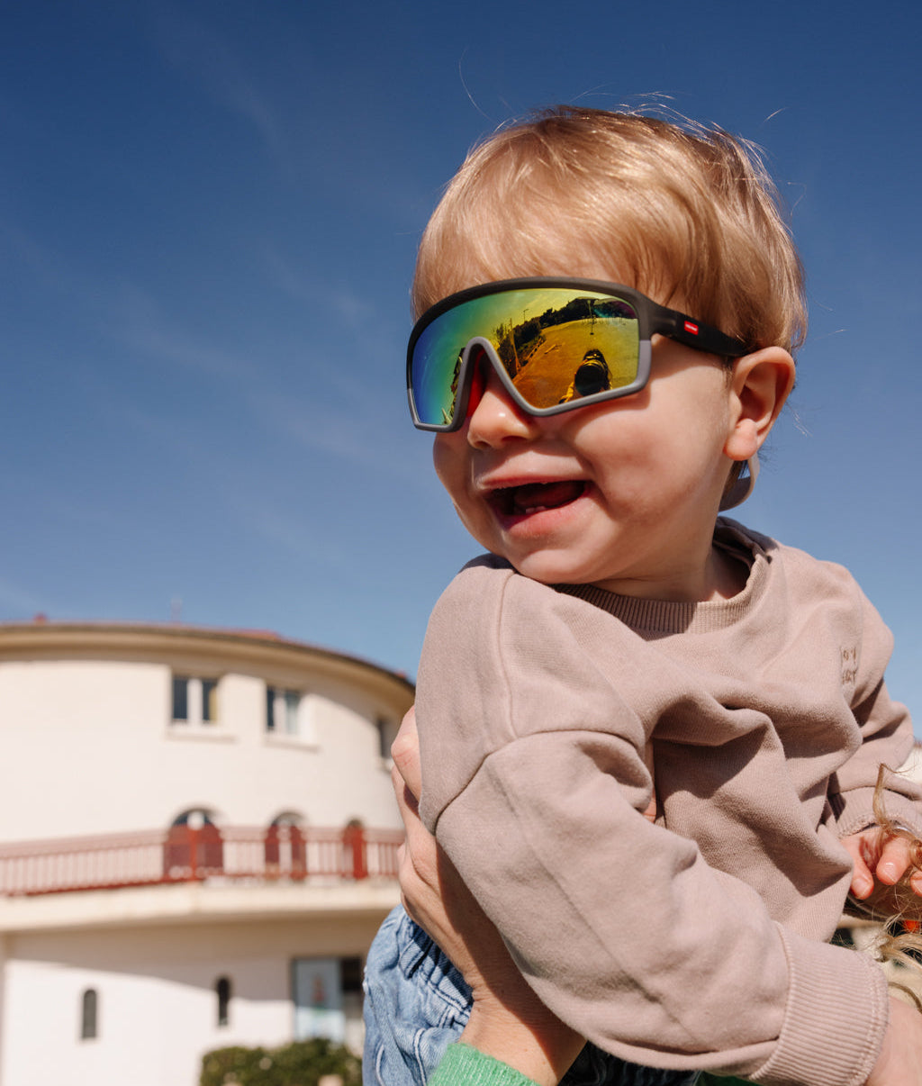 Zonnebrillen voor kinderen sportieve vorm spiegelglazen meerkleurig zwart montuur Hello Hossy