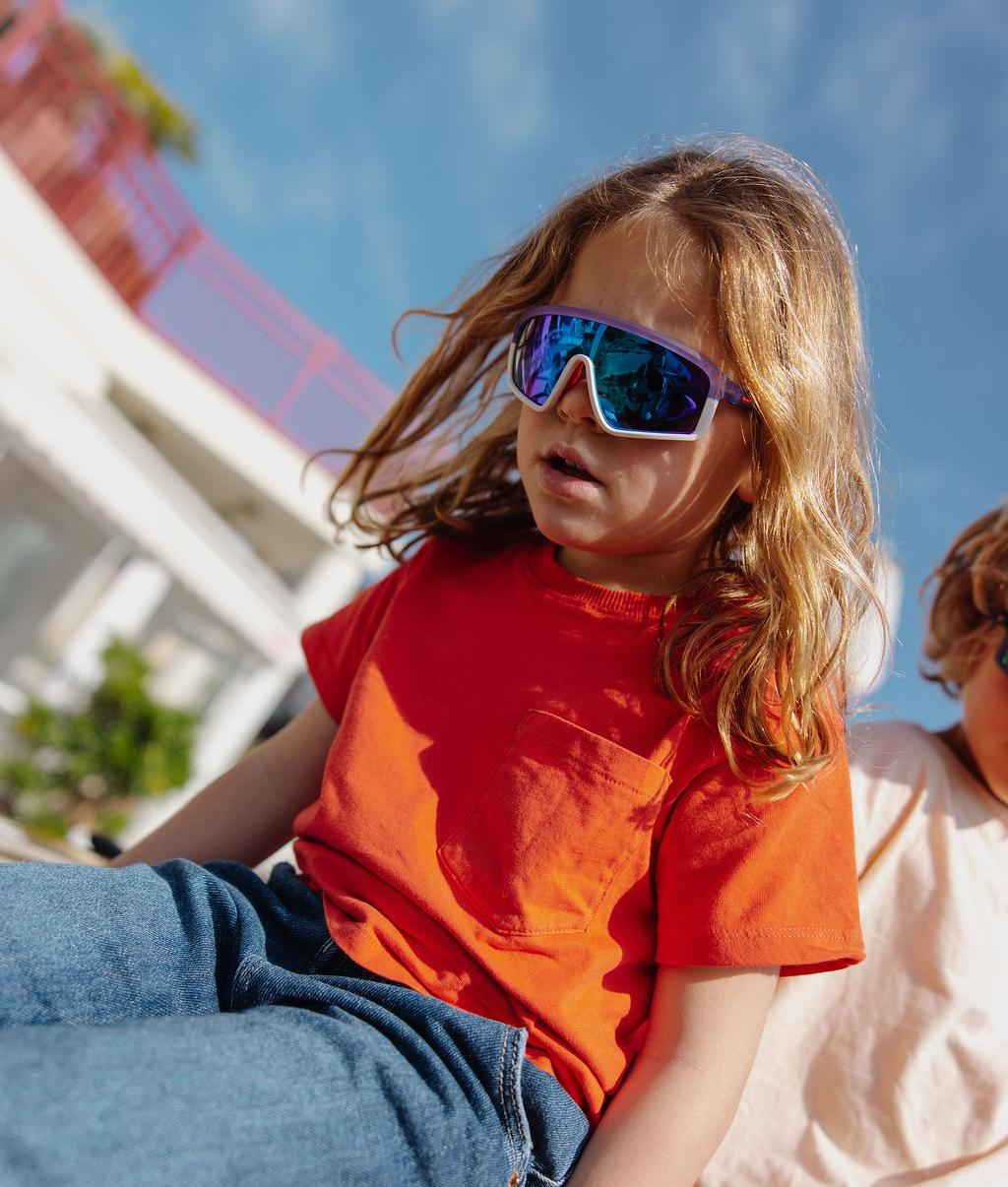 Lunettes de soleil enfant violet blanc forme sport miroir portées Hello Hossy