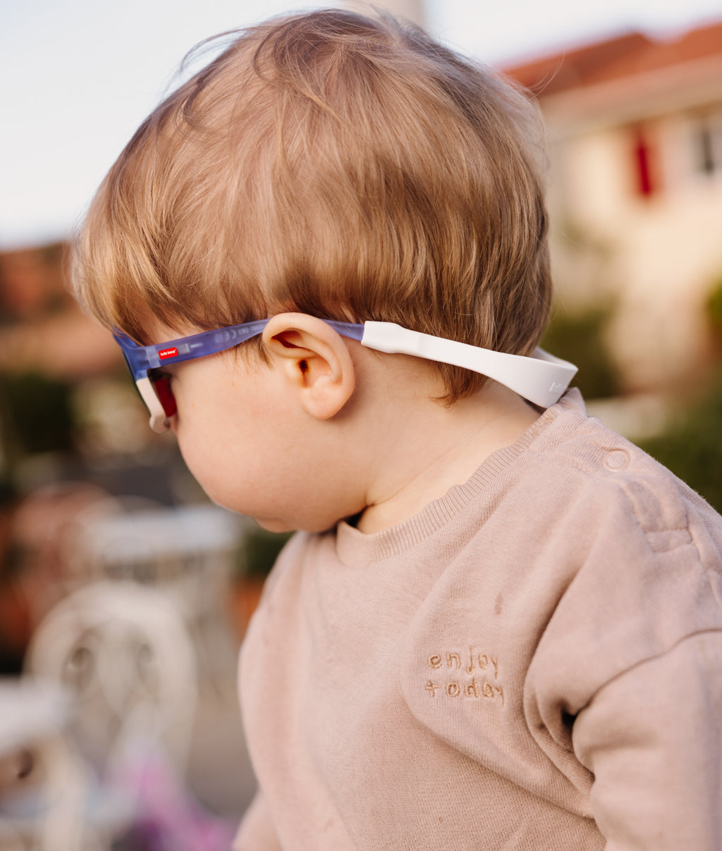 Lunettes de soleil enfant violet blanc forme sport attache arrière Hello Hossy