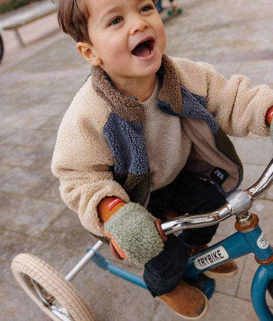 Garçon portant les moufles polaire bicolore Heaty Jim - photo lifestyle - Hello Hossy