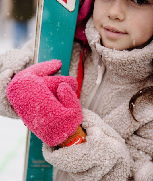 Fille portant les moufles polaire bicolore Heaty Tara - photo lifestyle - Hello Hossy