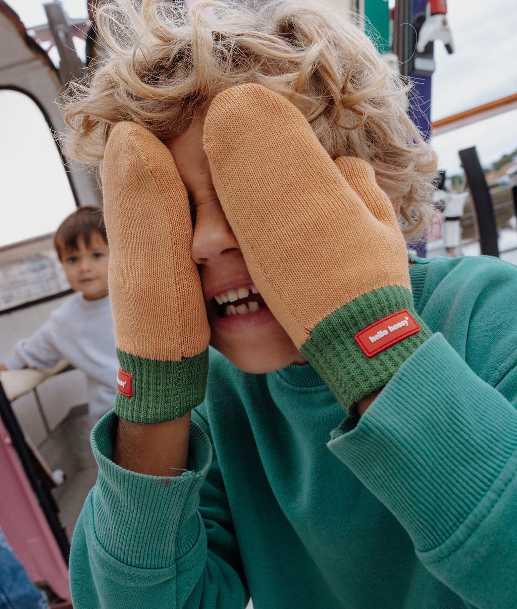 Wanten kind camel groene rand rode label Hello Hossy