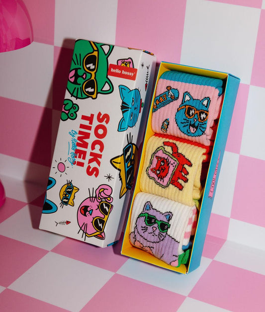 Coffret de chaussettes "Socks Time !" pour enfant, contenant 3 paires de chaussettes à motifs chats - packaging illustré - photo lifestyle - Hello Hossy